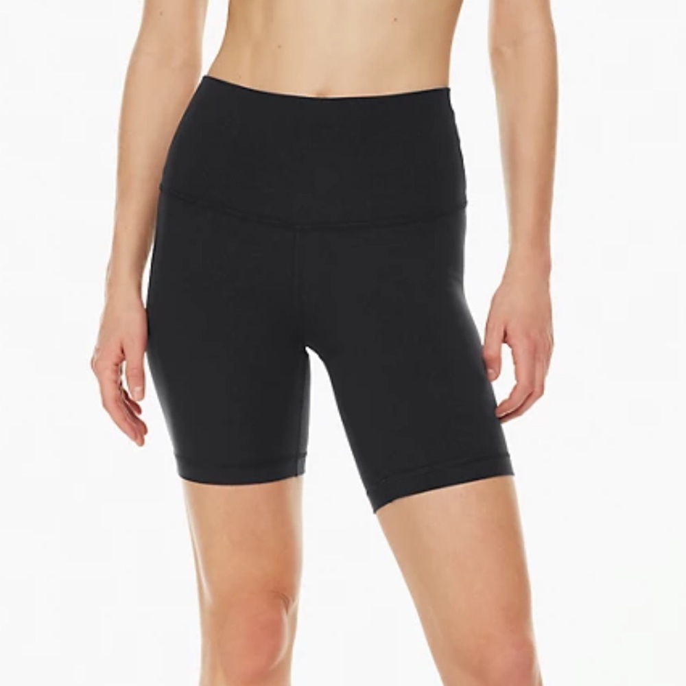 Aritzia TnAction 7” Black / Silver Logo Biker Shorts Size Small GREAT CONDITON